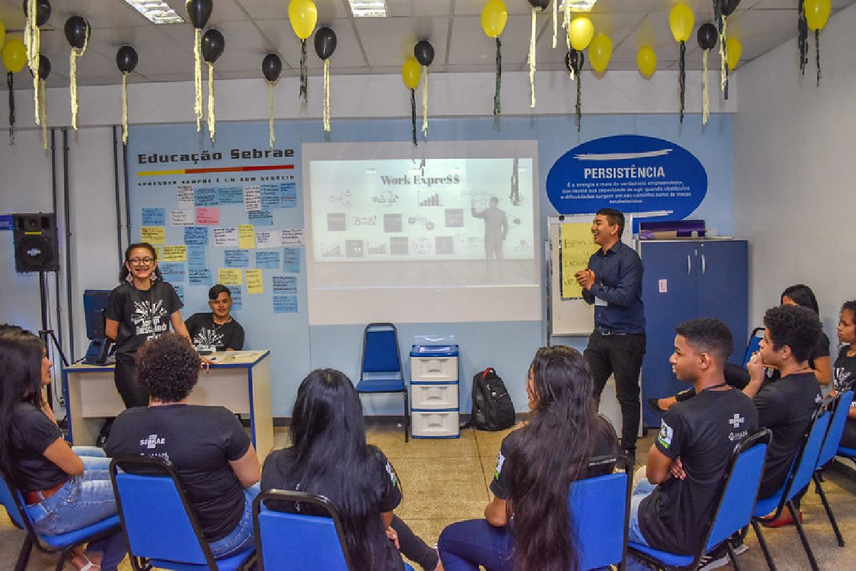 Jovens em dinâmica do programa Jovem Descolado realizado em 2019 em parceria entre Governo do Estado e Sebrae.