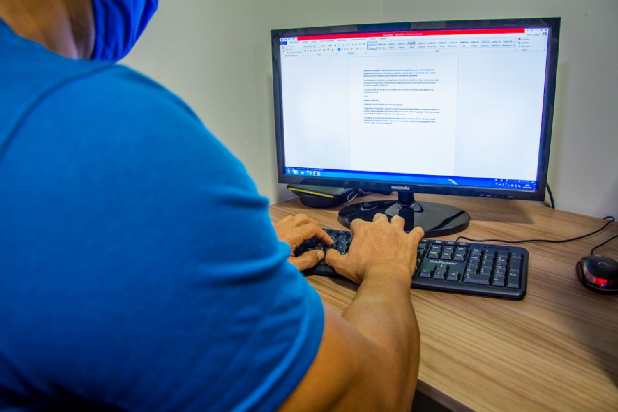 Cada texto corresponde a carga-horária de uma semana do programa. A prática da escrita auxilia nos estudos para o Enem.