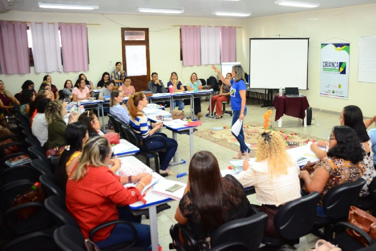 Antes da pandemia, os encontros de professores eram presenciais, com a covid-19, a formação passou a acontecer via web