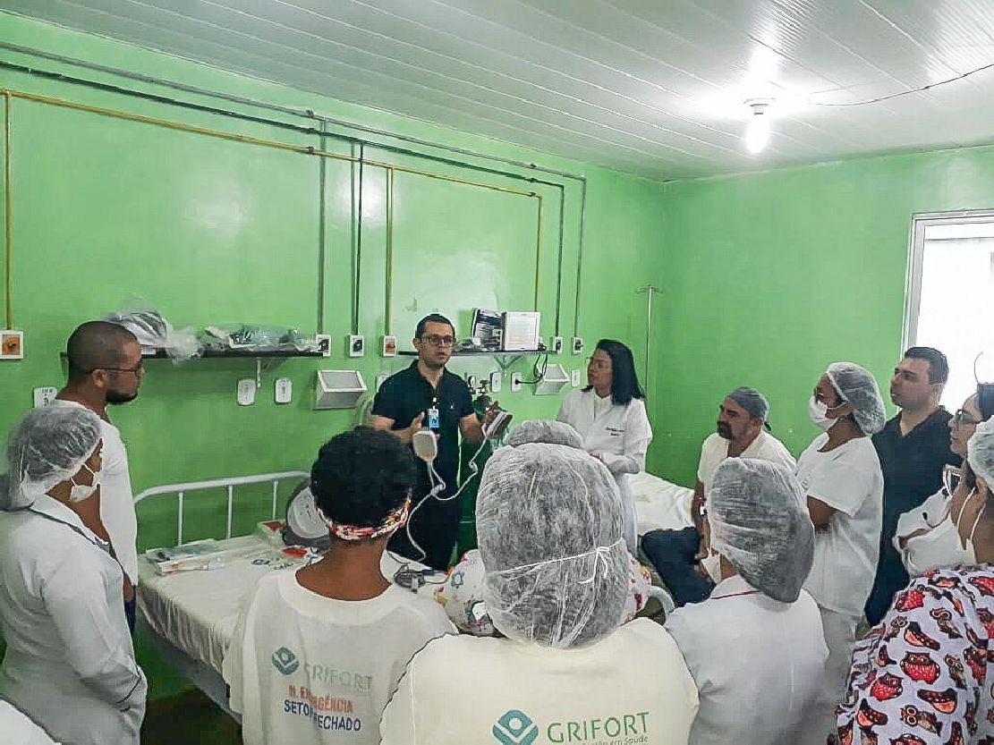 Sala com leitos instalados no Hospital Estadual de Oiapoque e equipe recebendo treinamento