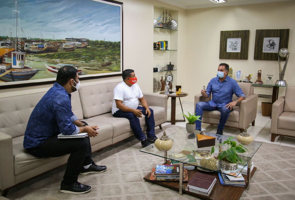 Goernador Waldez Góes em reunião com o prefeito de Mazagão, Dudão, e o secretário da Saúde, Juan Mendes.