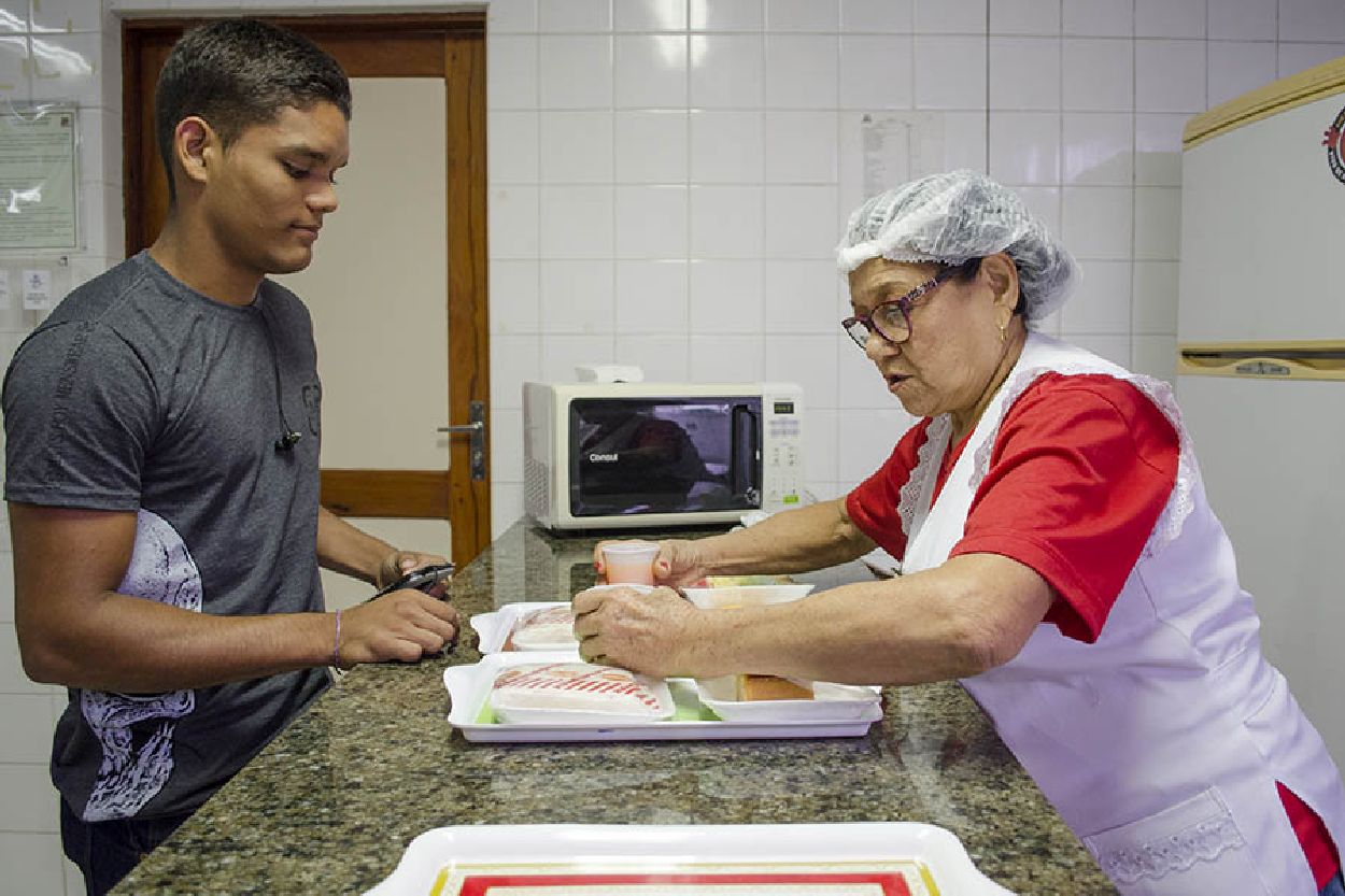 Deibison Maia, de 19 anos, foi doar sangue pela terceira vez, segundo ele a doação é muito rápida e fácil.