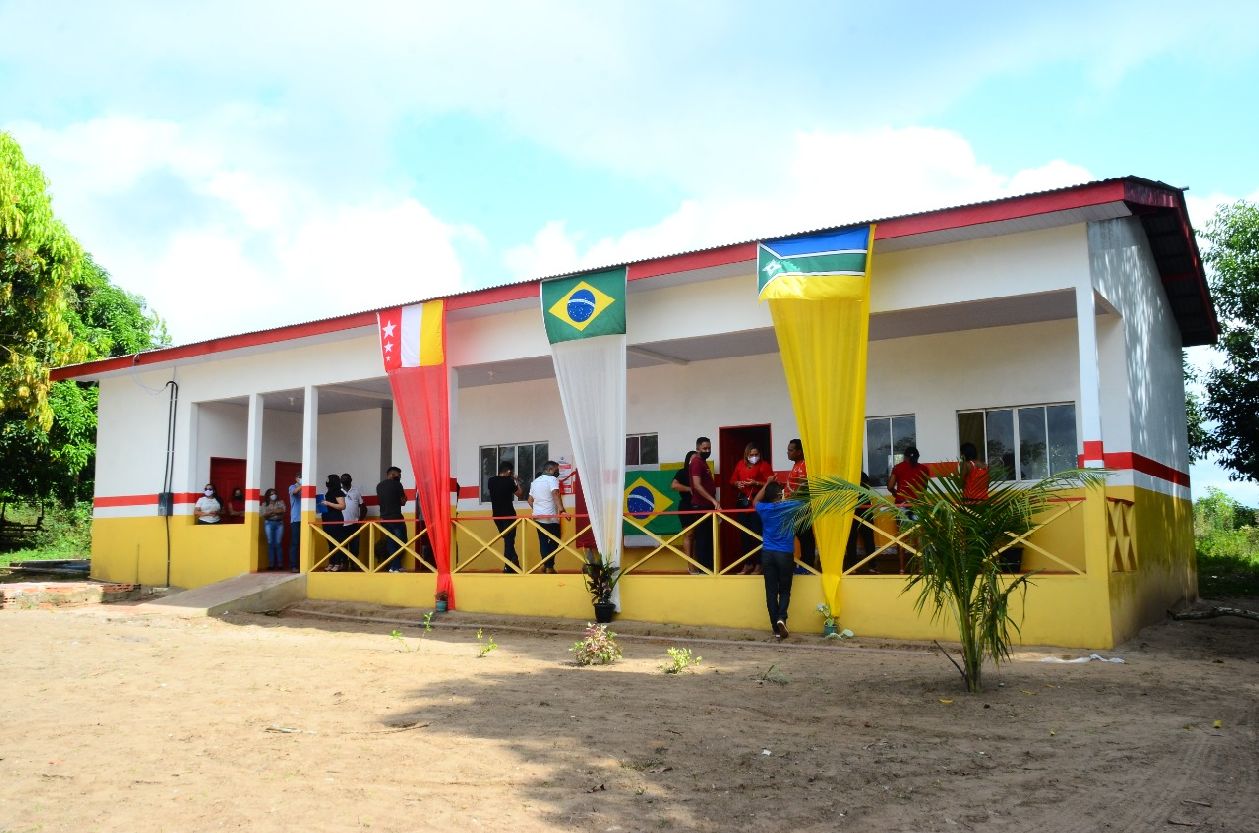 Os espaços das escolas contemplam duas salas de aula, cozinha, banheiros, alojamento para professor e pátio.