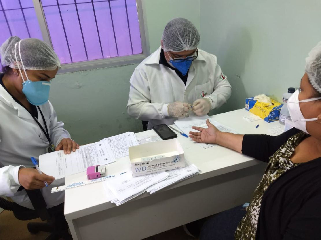 Técnicos da SVS realizando teste rápido em profissional da saúde