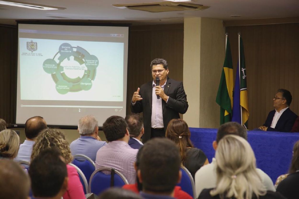 Controlador-geral do Estado, Joel Rodrigues, que coordenou o projeto de desenvolvimento do portal, apresentou a ferramenta aos gestores