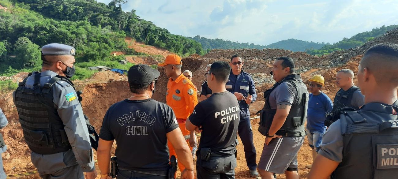 A frente de atuação conta com profissionais de saúde, segurança e perícia criminal, que já estão no local.