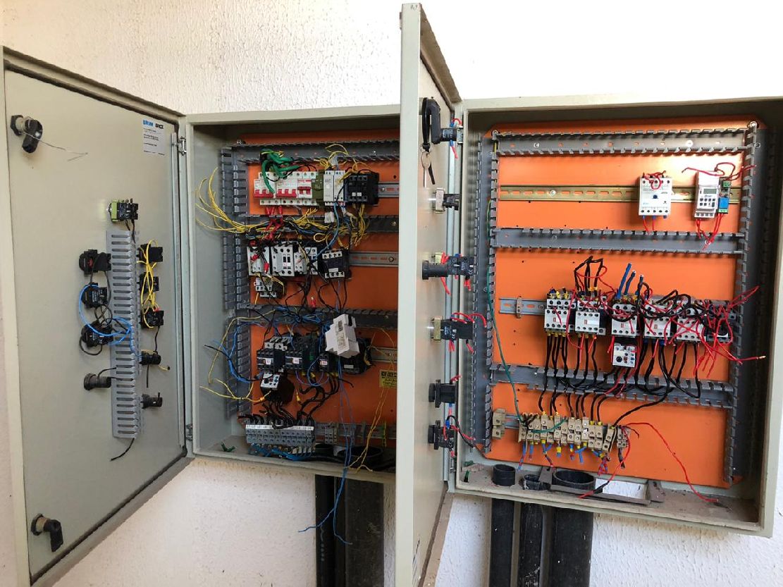 Foram furtados os cabos de alimentação das bombas, quadro elétrico e iluminação.
