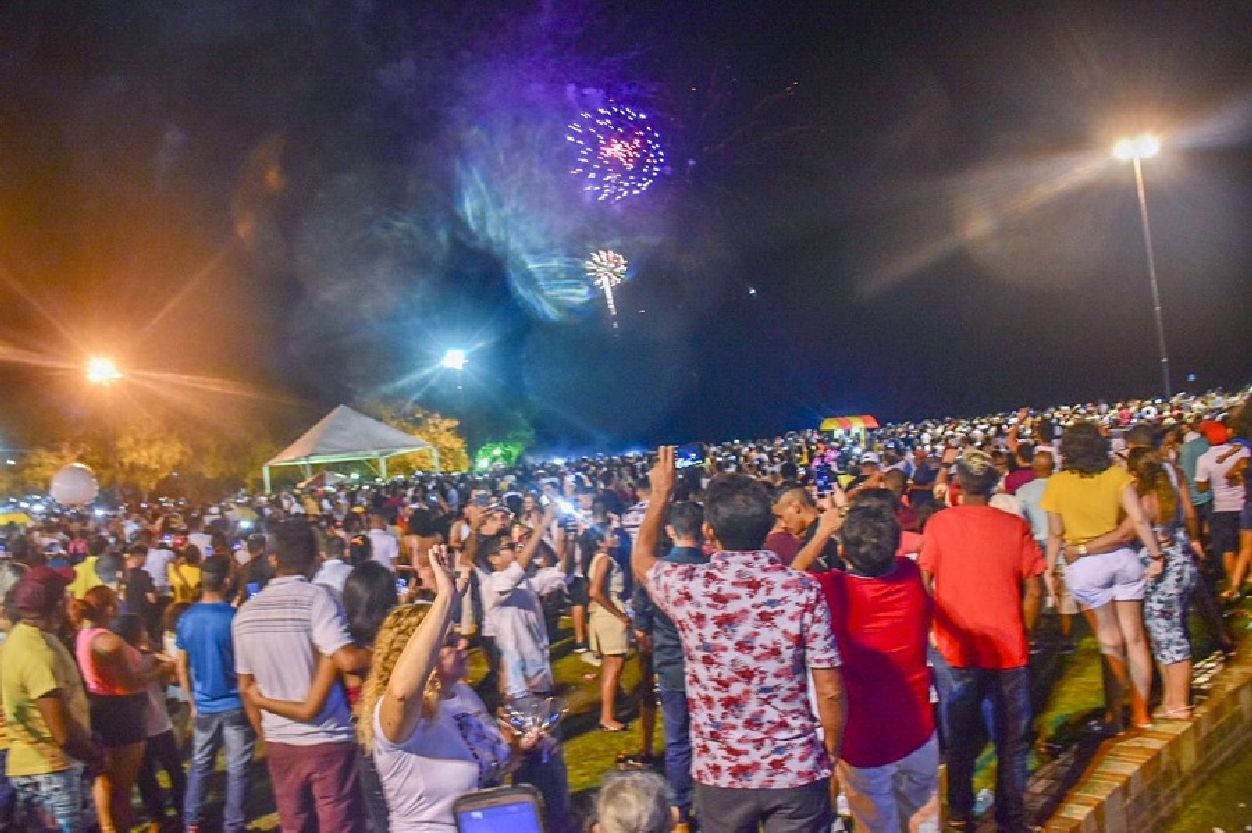 Multidão prestigiou a queima de fogos e os shows musicais.