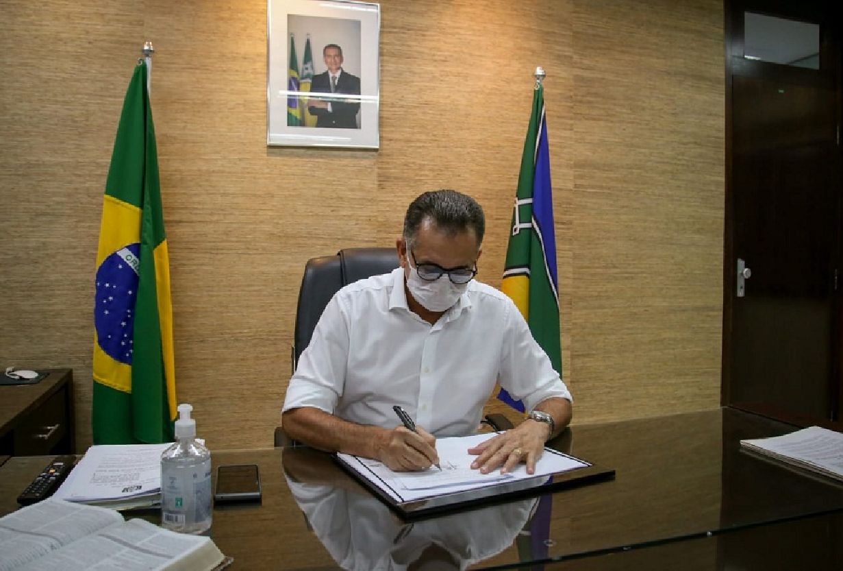 Governador Waldez Góes assina lei concedendo auxílio financeiro aos profissionais em atendimento de Saúde.