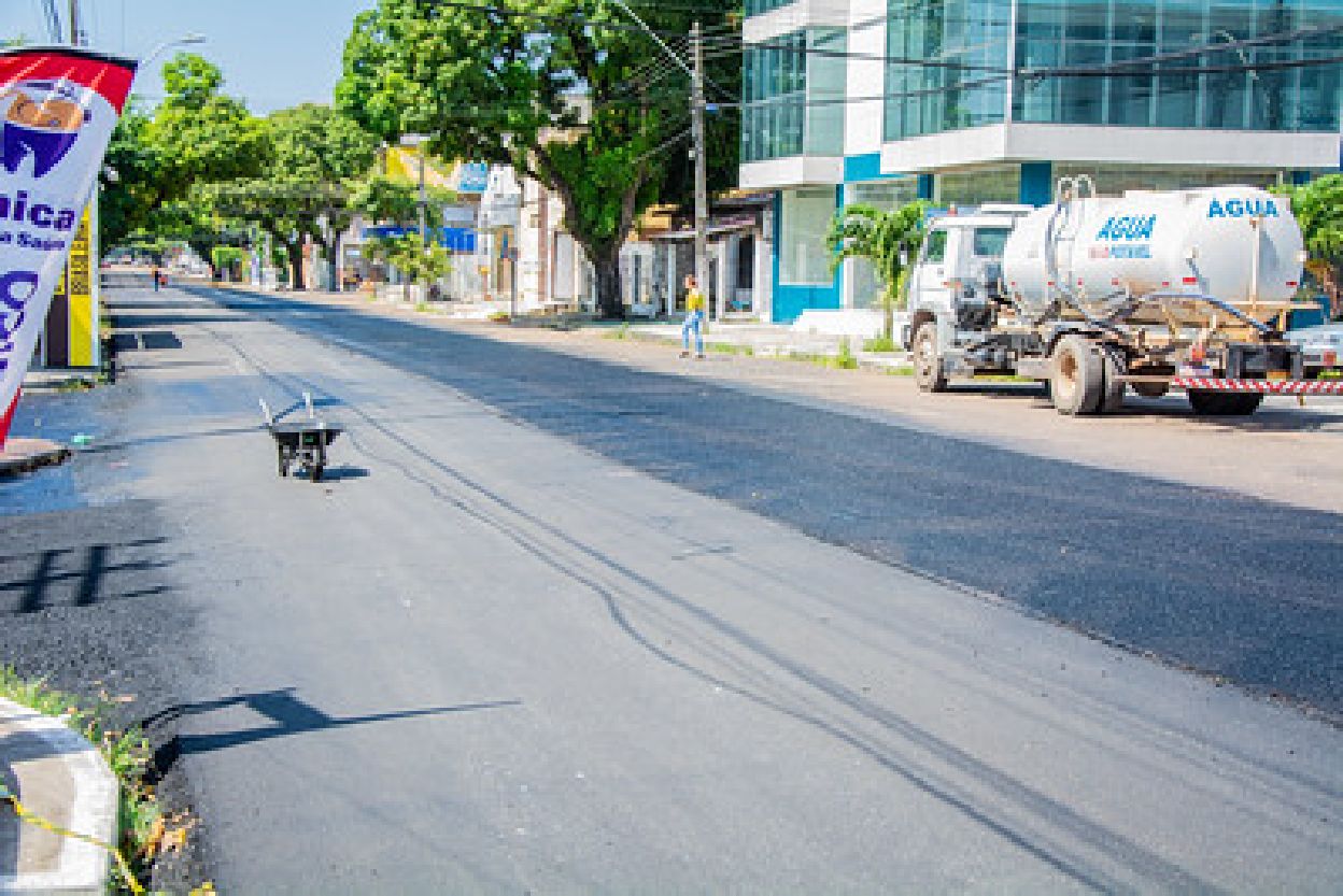 Recuperação asfáltica da Rua Leopoldo Machado iniciou no Centro e já está no bairro do Trem