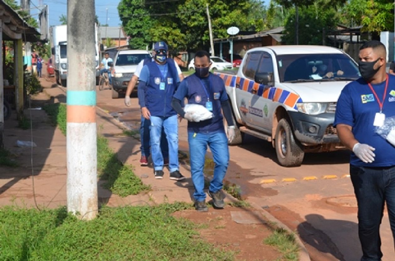 Agentes de Saúde da SVS percorrendo as ruas dos municípios.