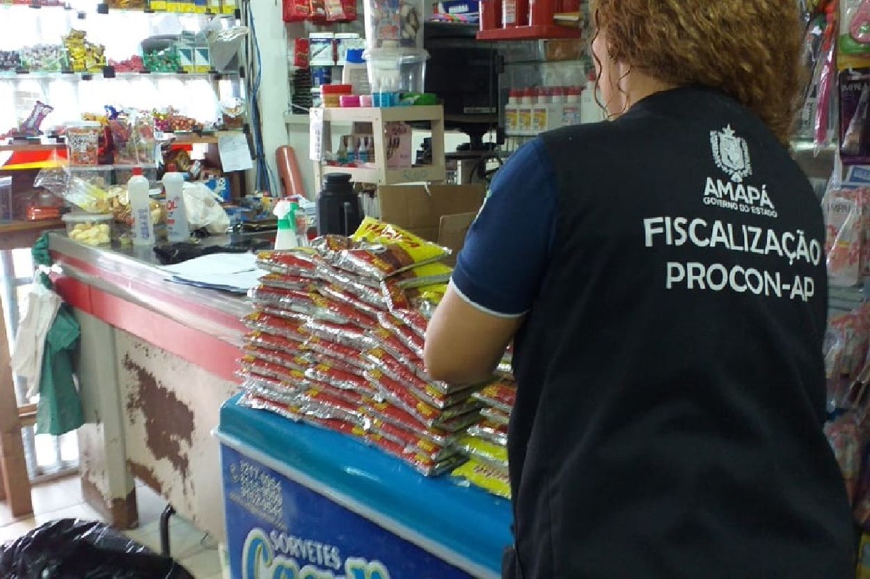 equipe em ação nas dependências do mercantil.