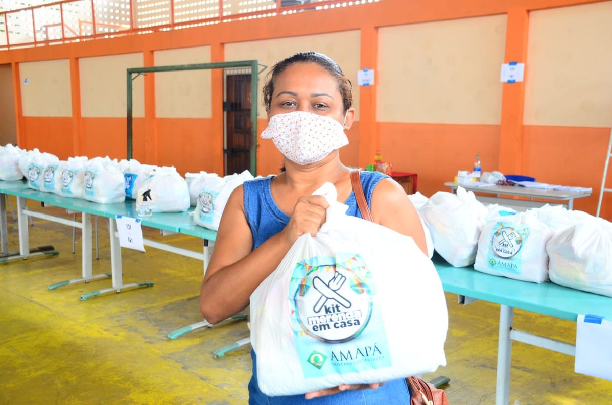 A entrega é feita de acordo com o cronograma de cada escola, disponível no site da Secretaria de Educação (Seed).