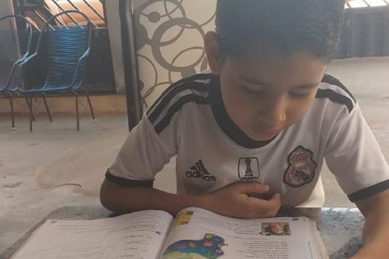 Alunos fazem a leitura e depois, com apoio dos pais, produzem vídeos sobre o conteúdo.