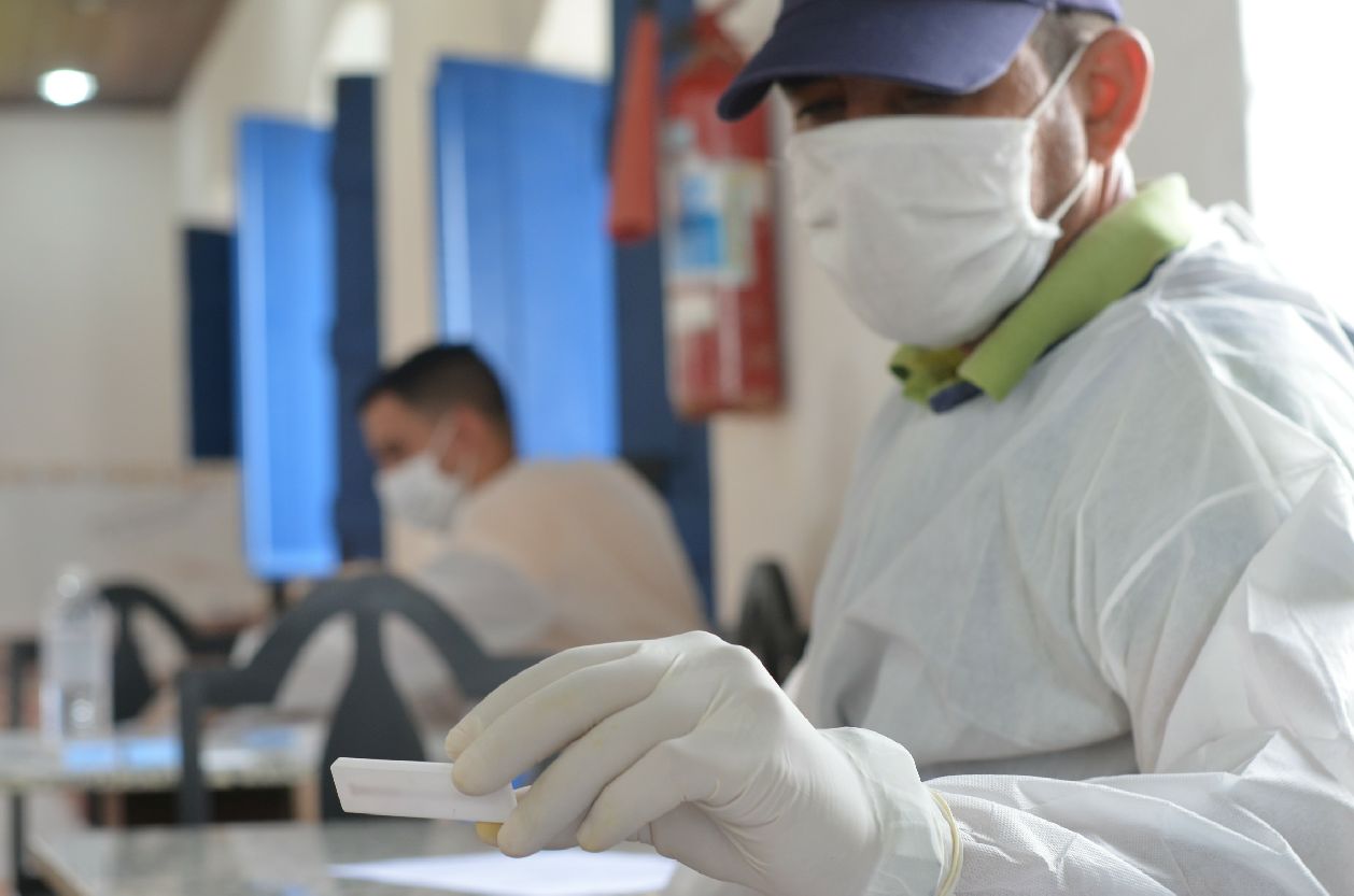 Técnico da SVS faz o testes rápido