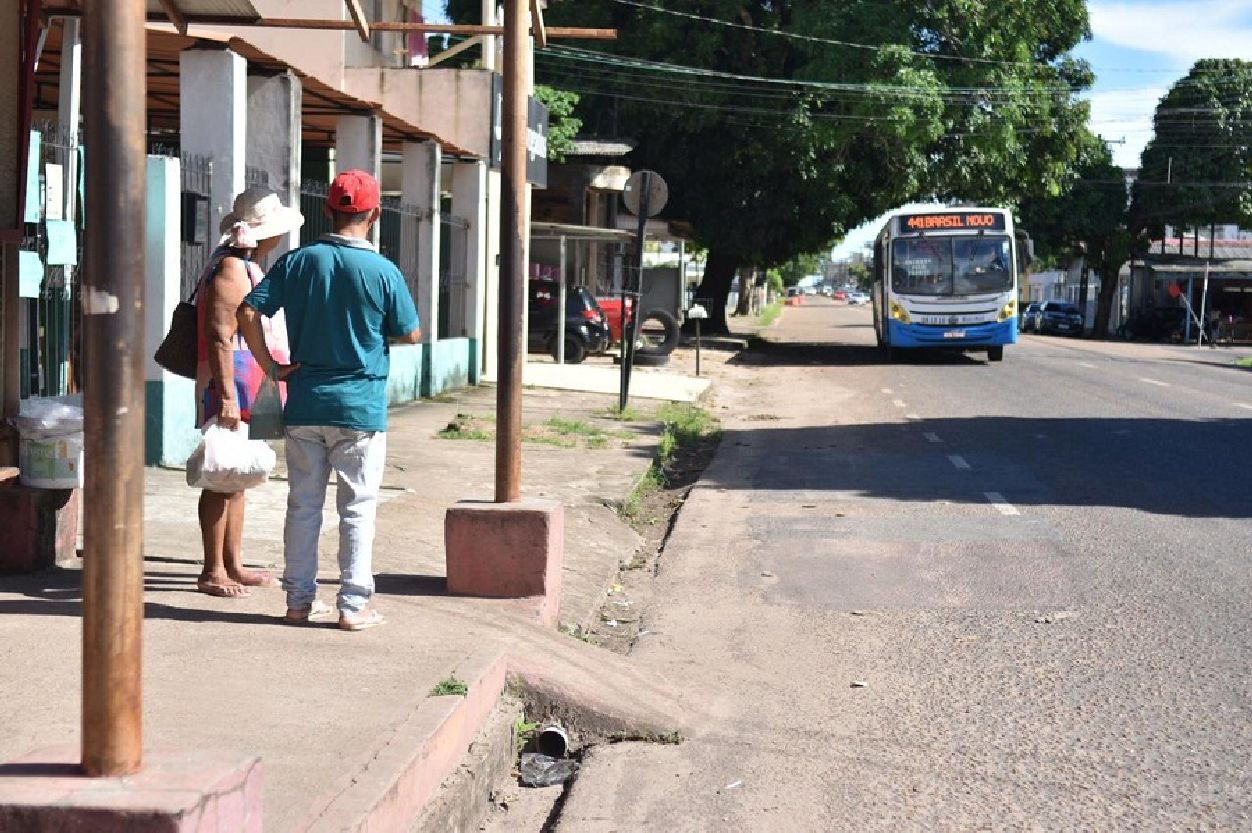 Mesmo com recomendações de isolamento social, a presença de idosos nos coletivos tem sido registrada diariamente