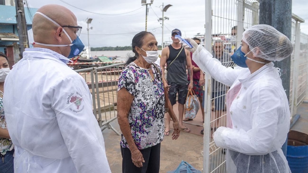 Equipes acompanham a chegada dos barcos para garantir que as medidas de segurança impostas pelo decreto sejam cumpridas.