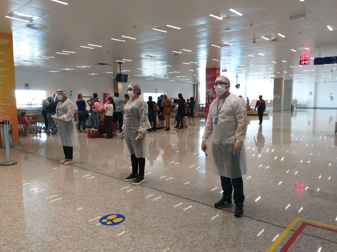 Técnicos da SVS a espera dos passageiros para fazer aferição da temperatura.
