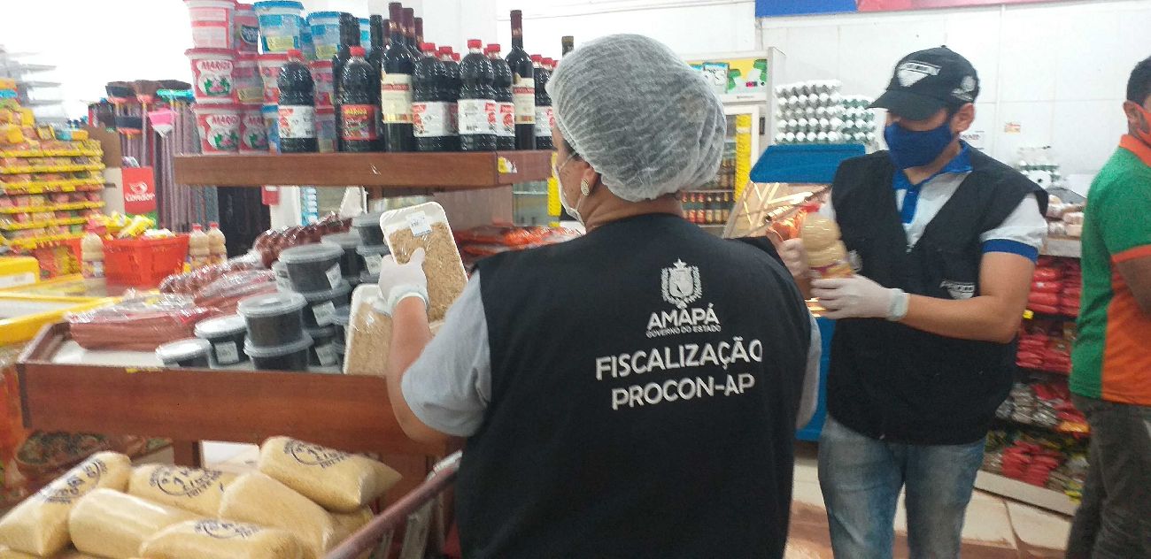 Equipe do Procon fazendo a verificação dos produtos.