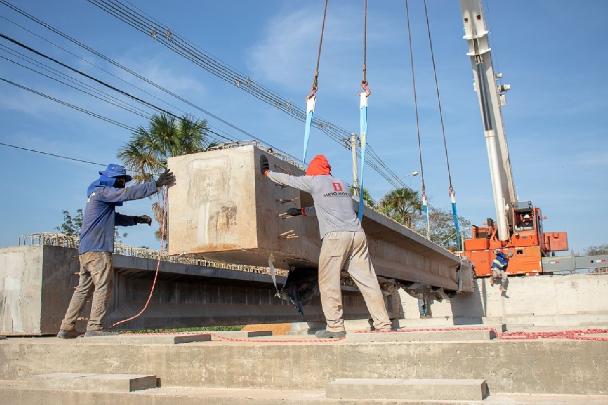 Nesta quinta-feira, 29, são colocadas seis vigas em concreto na estrutura da nova ponte.