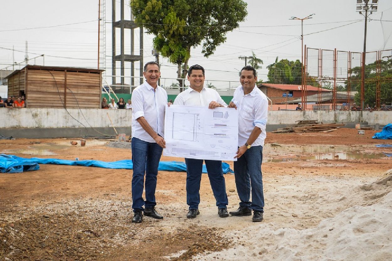 O presidente do Senado, Davi Alcolumbre, e o prefeito de Santana, Ofirney Sadala, também participaram da vistoria.