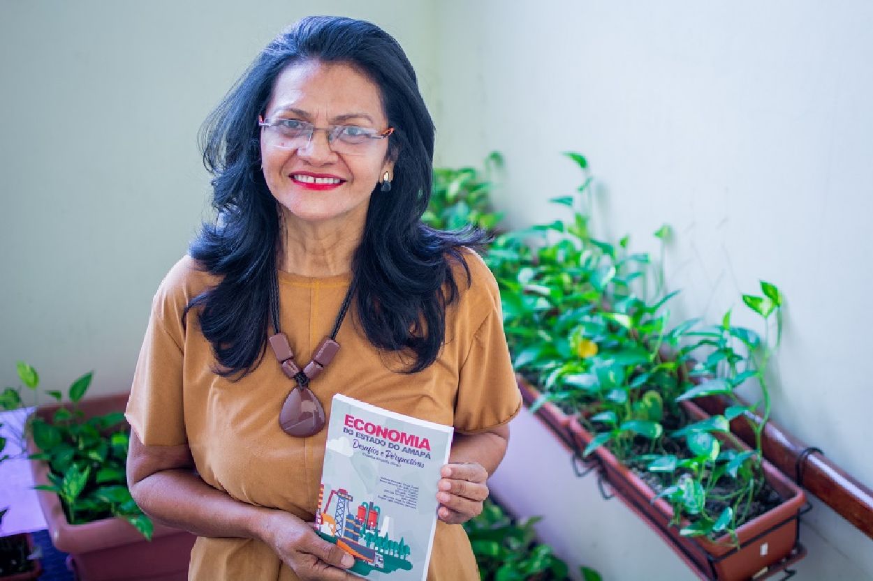 A auditora interna da Agência de Fomento do Amapá, Regina Celis é uma das colaboradoras do livro.