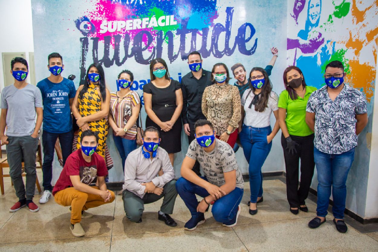 Gestores e jovens na assinatura do Termo de Cooperação