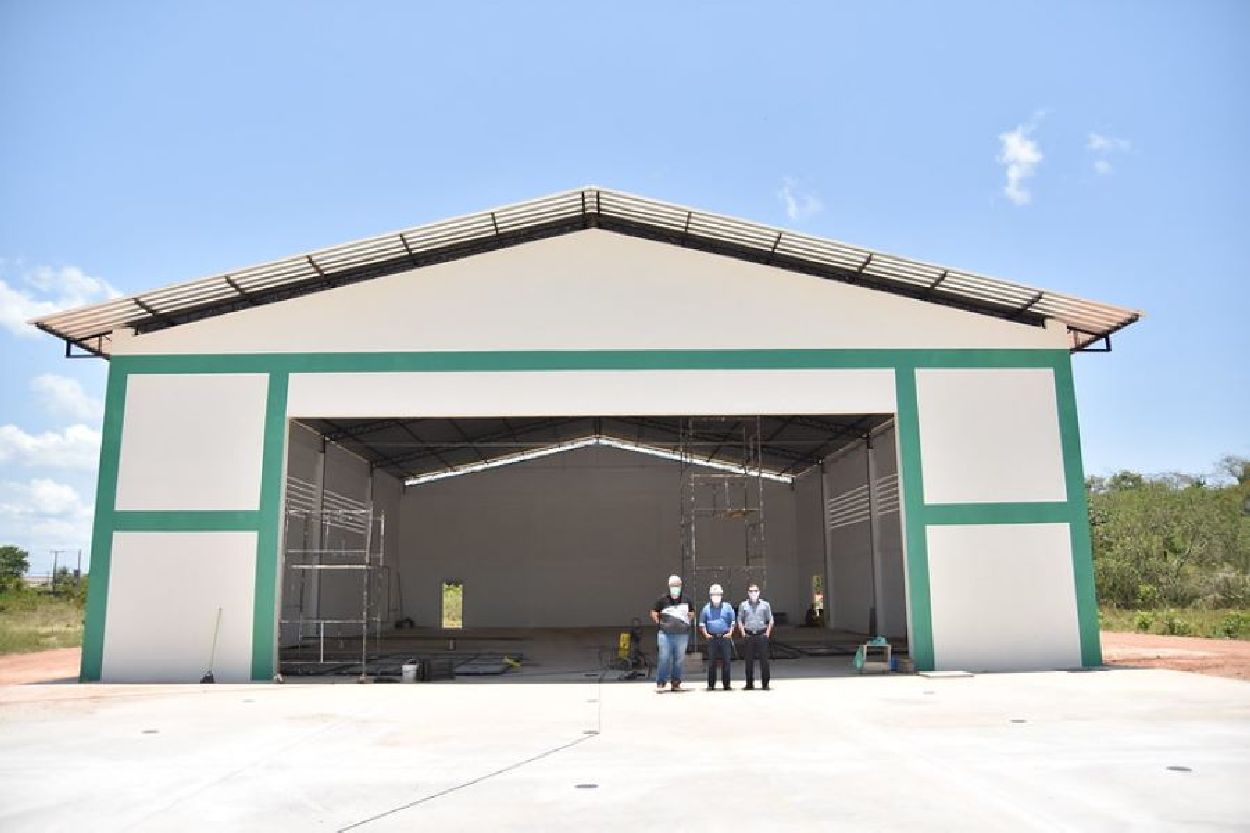 A estrutura conta com um galpão com capacidade para abrigar dois helicópteros e um heliporto