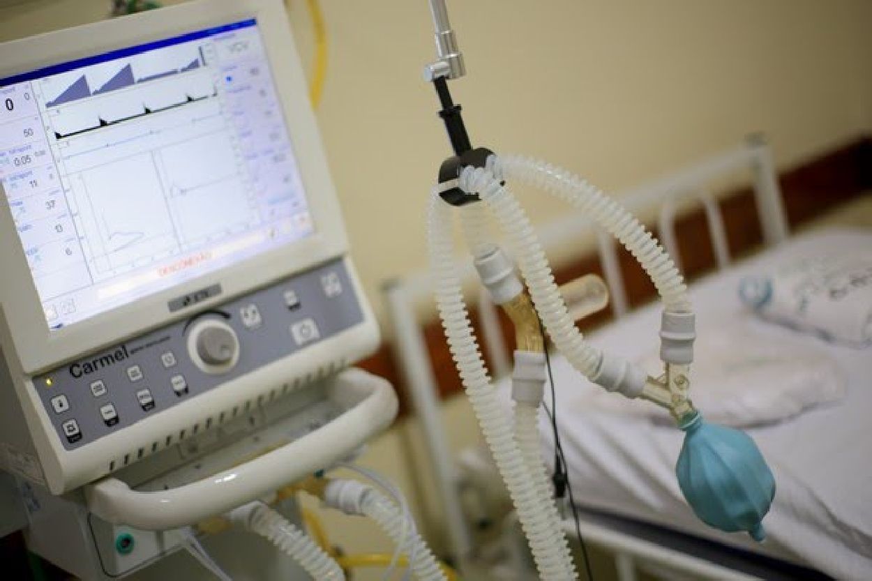 O principal sintoma da SRAG é o desconforto respiratório.