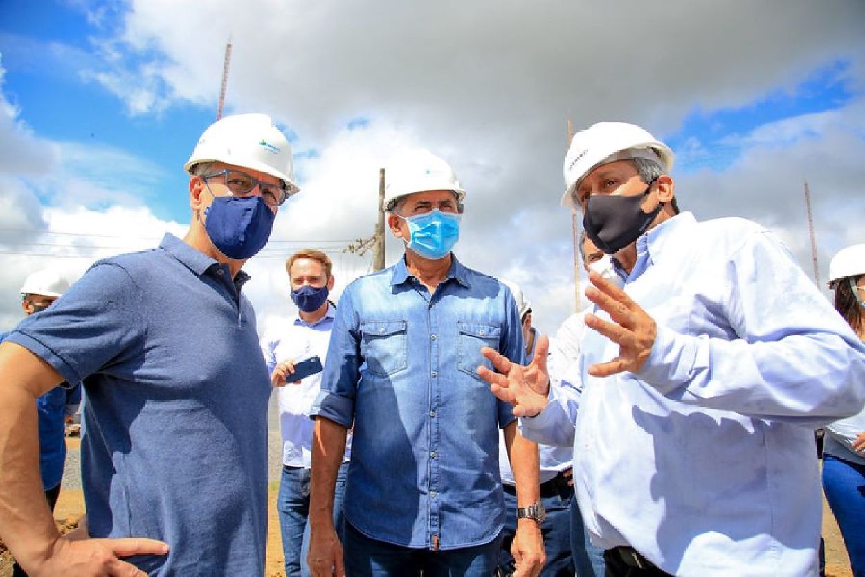 Governador Waldez e ministro Bento Albuquerque na subestação do Santa Rita
