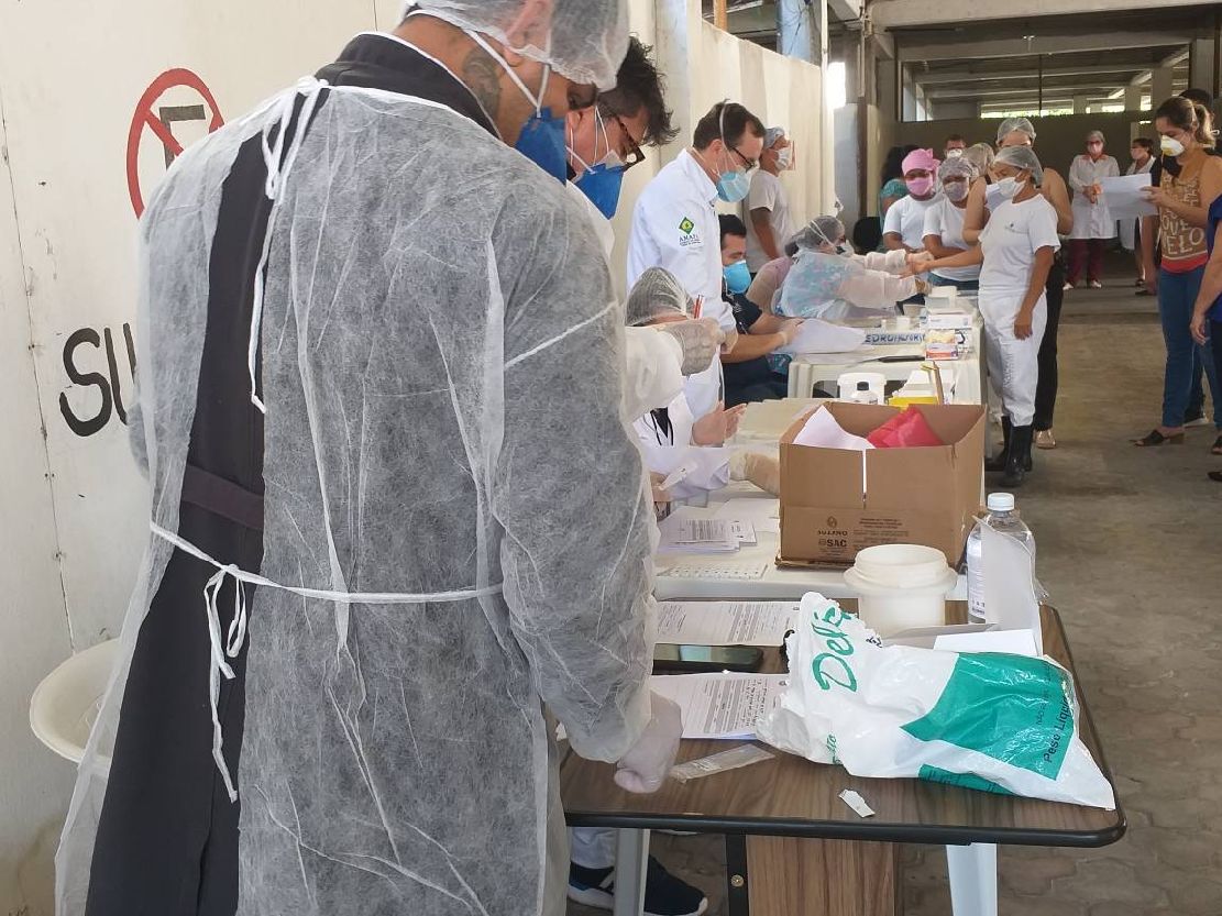 Agentes da SVS esperando os profissionais do HCA e PAI para realizarem o teste rápido