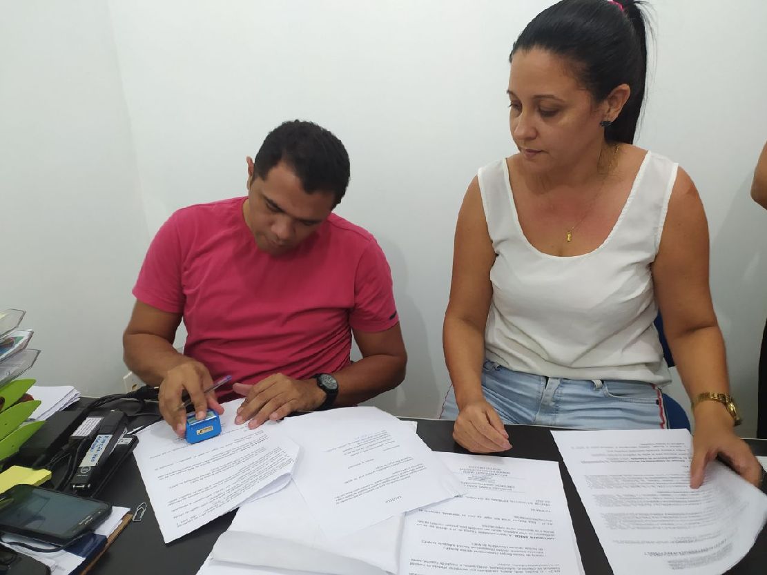 Diretor do Hospital de Oiapoque, Reginaldo Suares e a gerente do Núcleo da SVS assinam a portaria que cria o Núcleo Hospitalar de Epidemiologia.