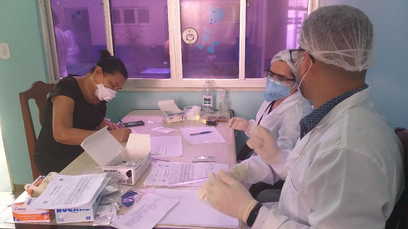 Foram testados 214 profissionais de saúde como médicos, enfermeiros e fisioterapeutas.