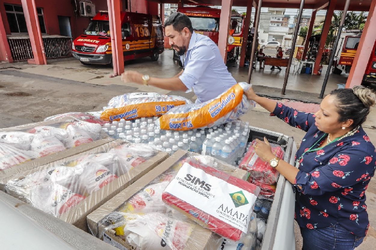 Mantimentos foram recebidos no quartel do Corpo de Bombeiros, em Macapá. A partir do local serão enviados para o local do naufrágio.