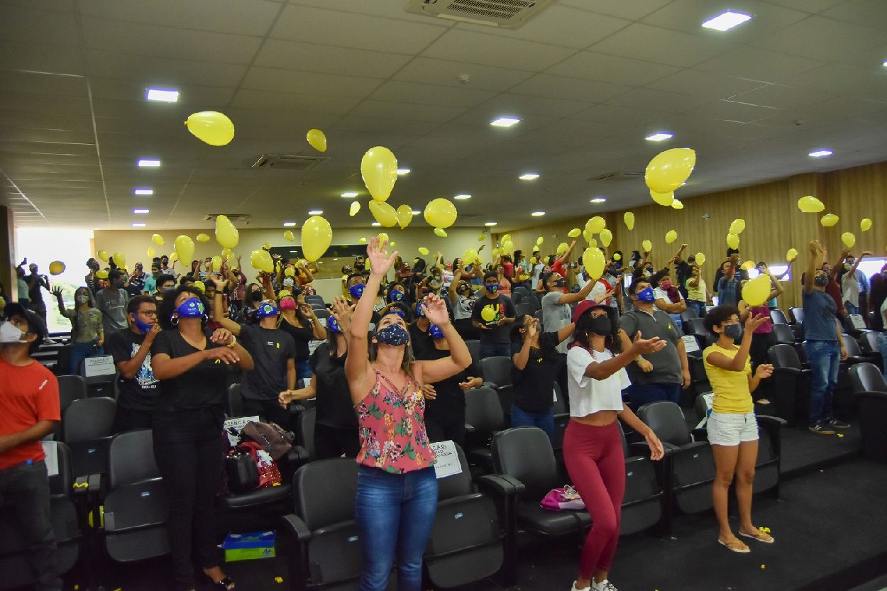 A programação iniciou no auditório do Centro de Educação Profissional de Música Walkíria Lima com jovens bolsistas e equipe técnica do programa Amapá Jovem