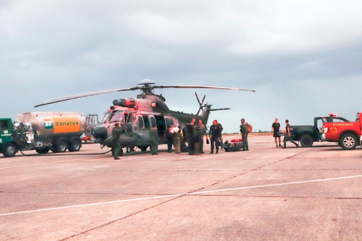 A aeronave da Marinha do Brasil aterrissou no Aeroporto Internacional com 15 tripulantes, sendo, um deles, um dos 49 sobreviventes do acidente.
