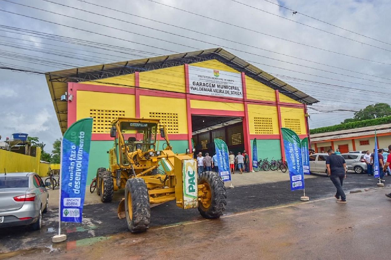 Os servidores comemoraram a entrega do novo espaço de trabalho.