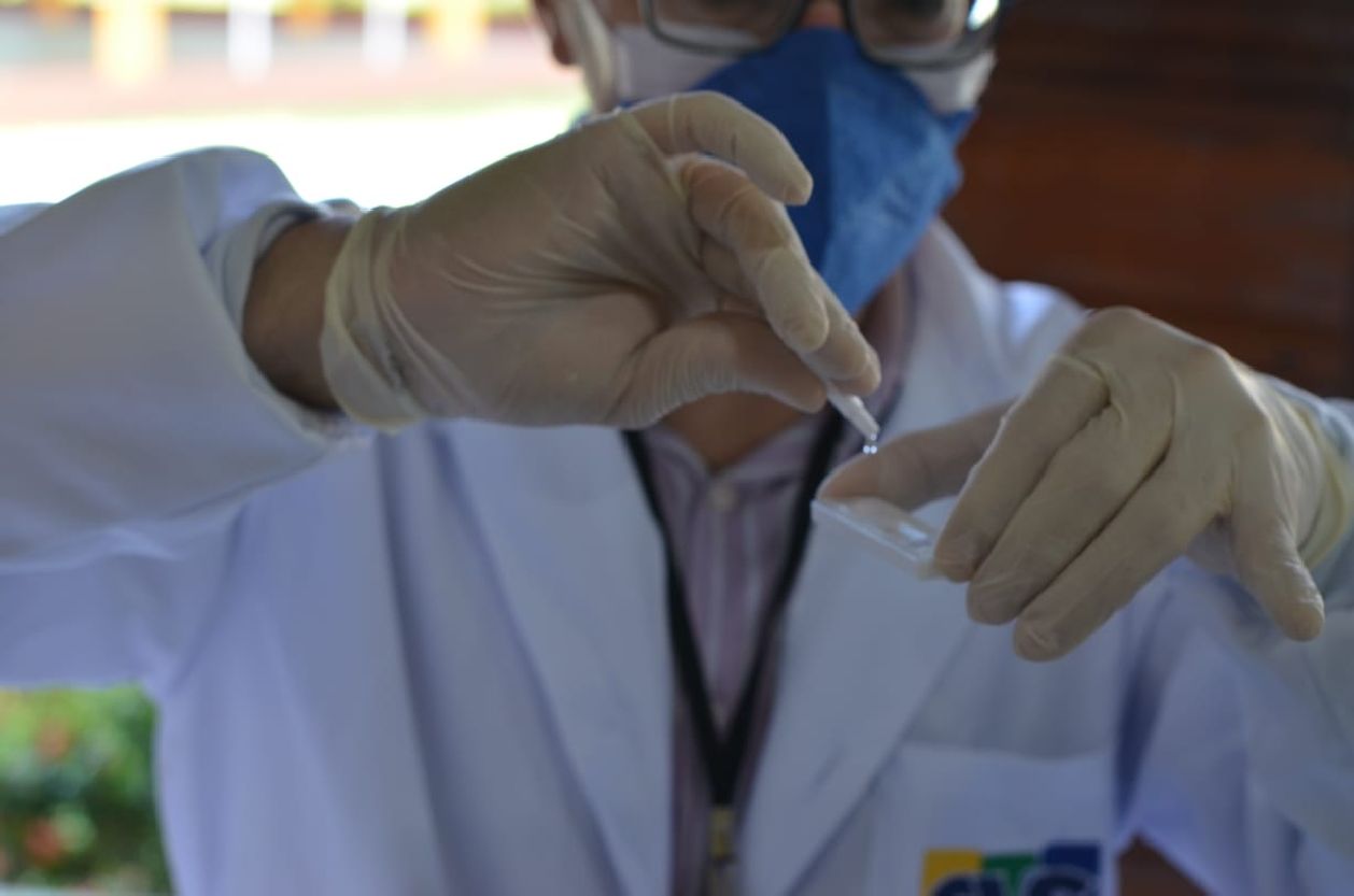 Técnico realizando o teste em análise