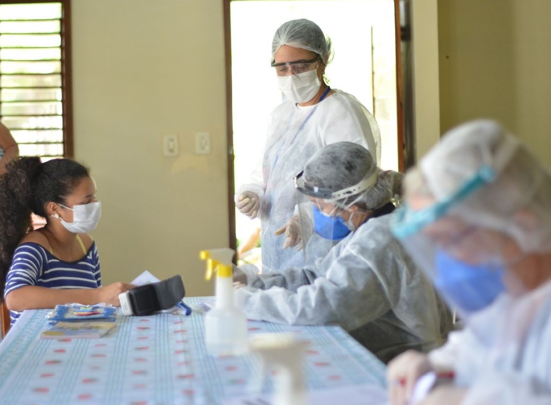 Equipe medica da SVS examinando acolhido do Lar Betânia