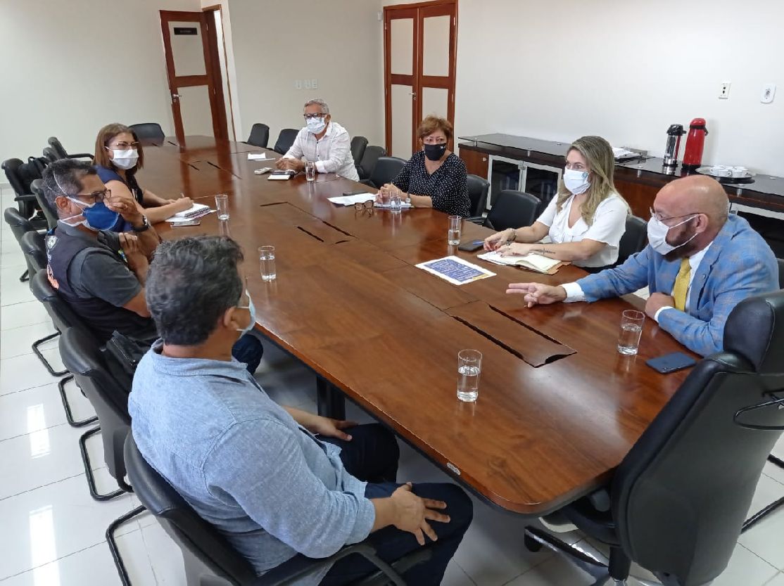 Superintendente da Vigilância em Saúde com o presidente do TRE-AP em reunião sobre as normas de segurança para as eleições