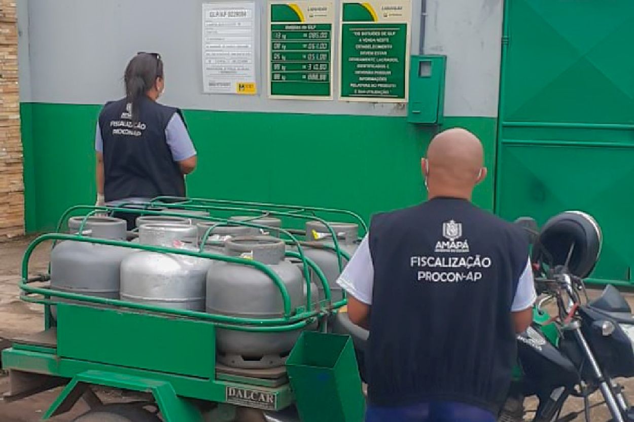 Fiscais atuando nas revendedoras e distribuidoras de gás de cozinha.