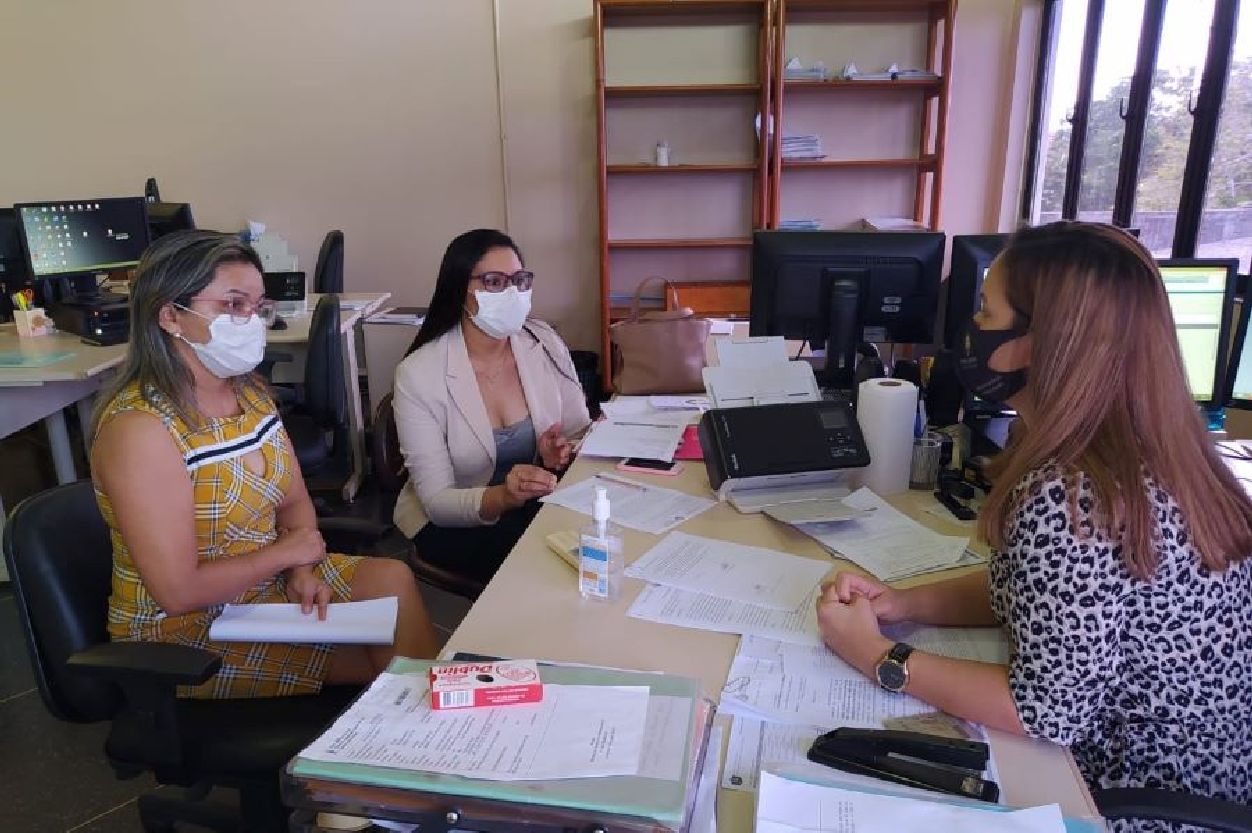 Momento da entrega dos recursos para o projeto Costurando Sonhos