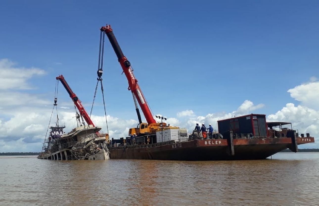 Força-tarefa concentra-se na drenagem dos porões do navio e na verificação de condições de estabilidade.