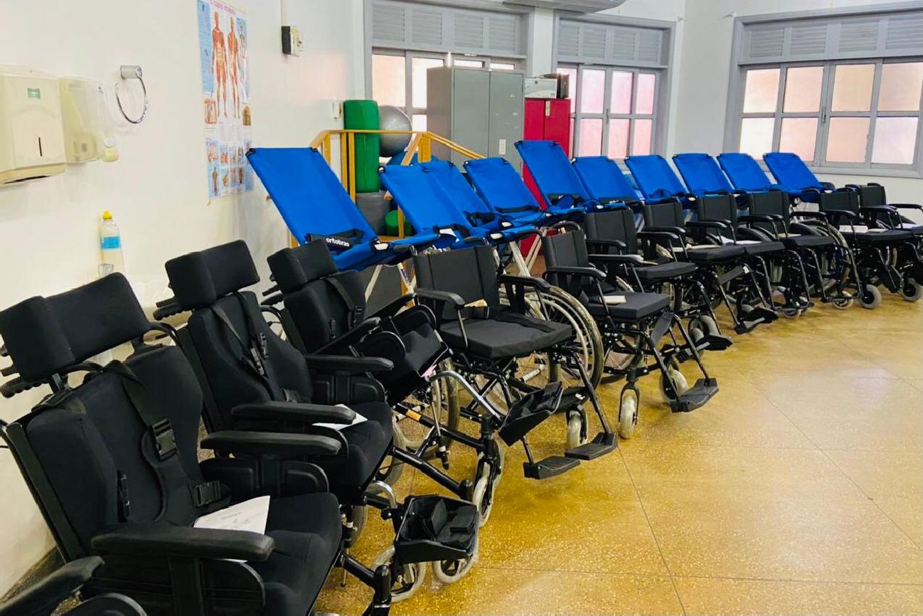 Entre os modelos estão: cadeiras de banho reclináveis, de banho em concha infantil, tetraplégicas, paraplégicas, entre outras.