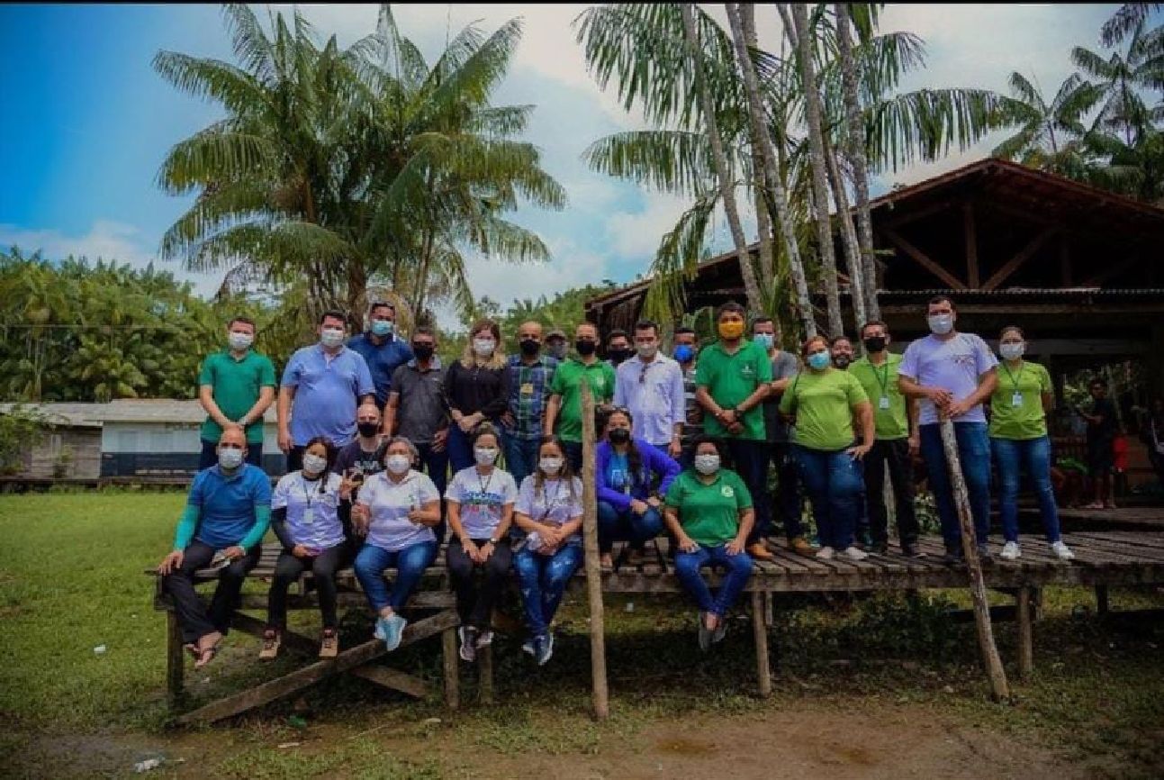 Equipes do Rurap e Incra, durante entrega no distrito de Carapanatuba.