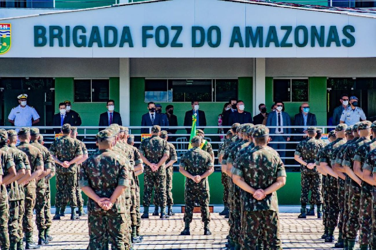 Autoridades participam das comemorações pelo Dia do Soldado