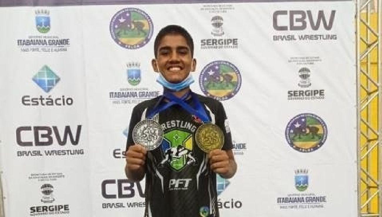 João Pedro com as medalhas de ouro e prata do Brasileiro de Luta Olímpica