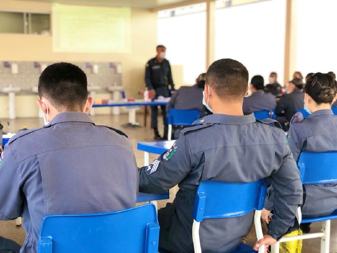 Os policiais que atuam nas escolas estão sendo preparados para atuar no retorno das atividades presenciais.