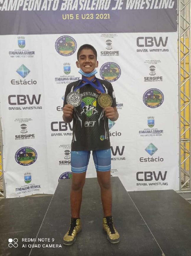 João Pedro com as medalhas do Brasileiro e Pan-Americano de Wrestling