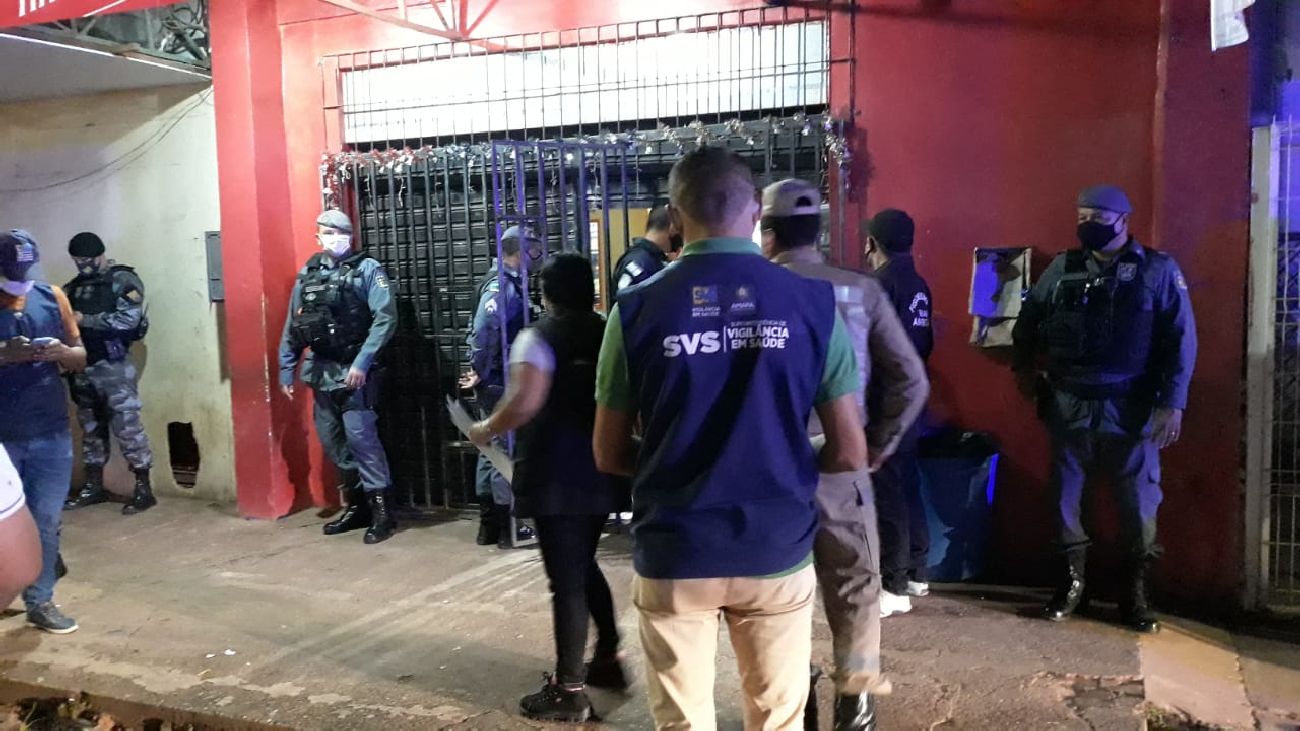 Bares, restaurantes e comércios foram fechados e notificados por descumprirem o decreto.